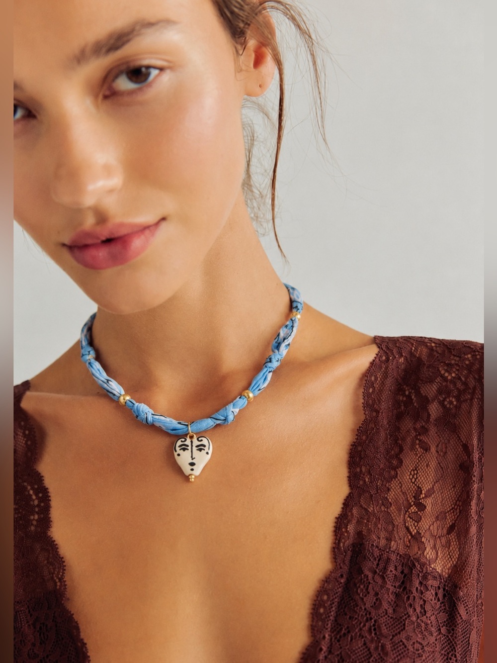 BOUTIQUE HEART FACE SCARF NECKLACE